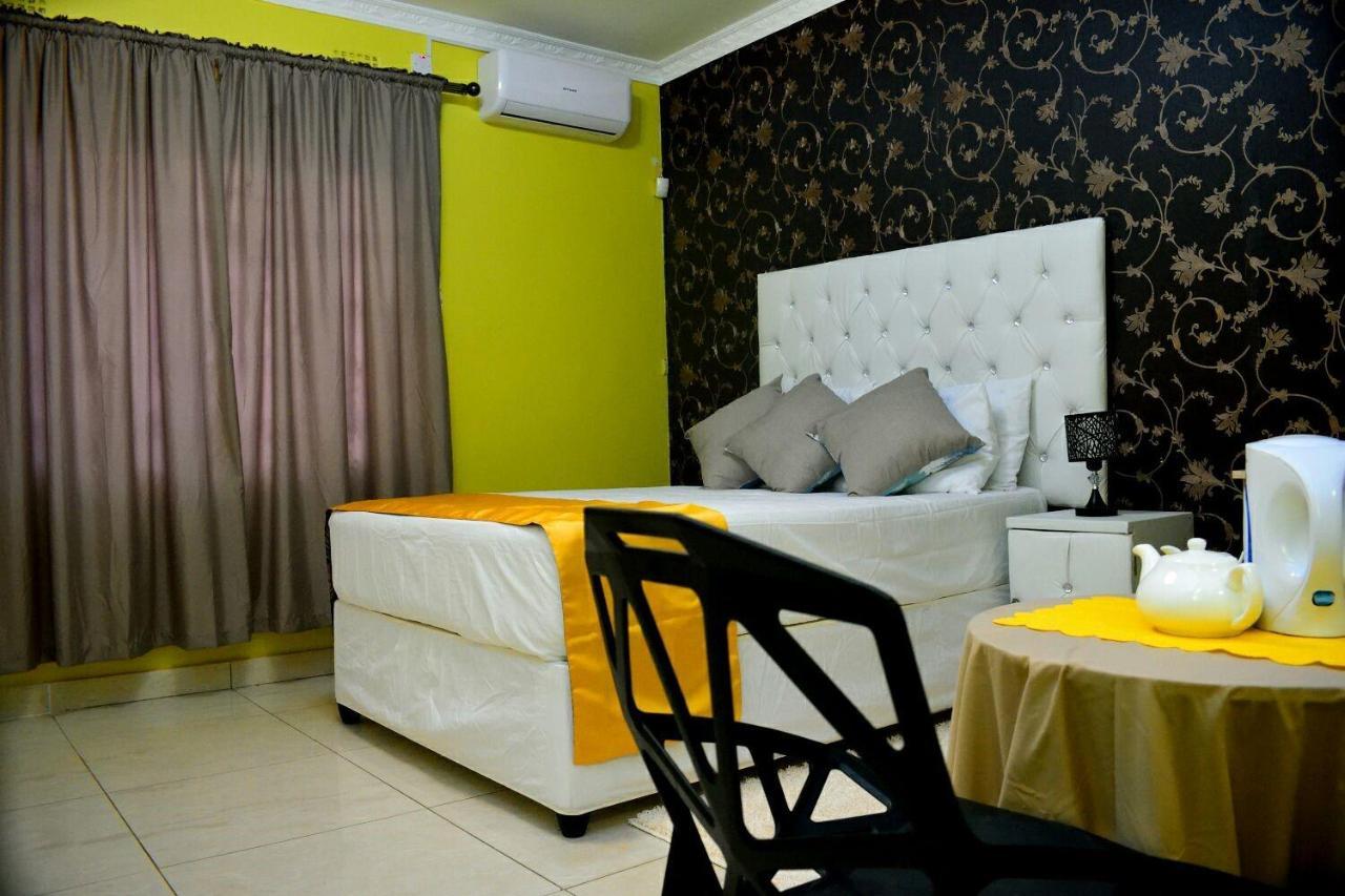 Mathlyn Guesthouse กาโบโรเน ภายนอก รูปภาพ