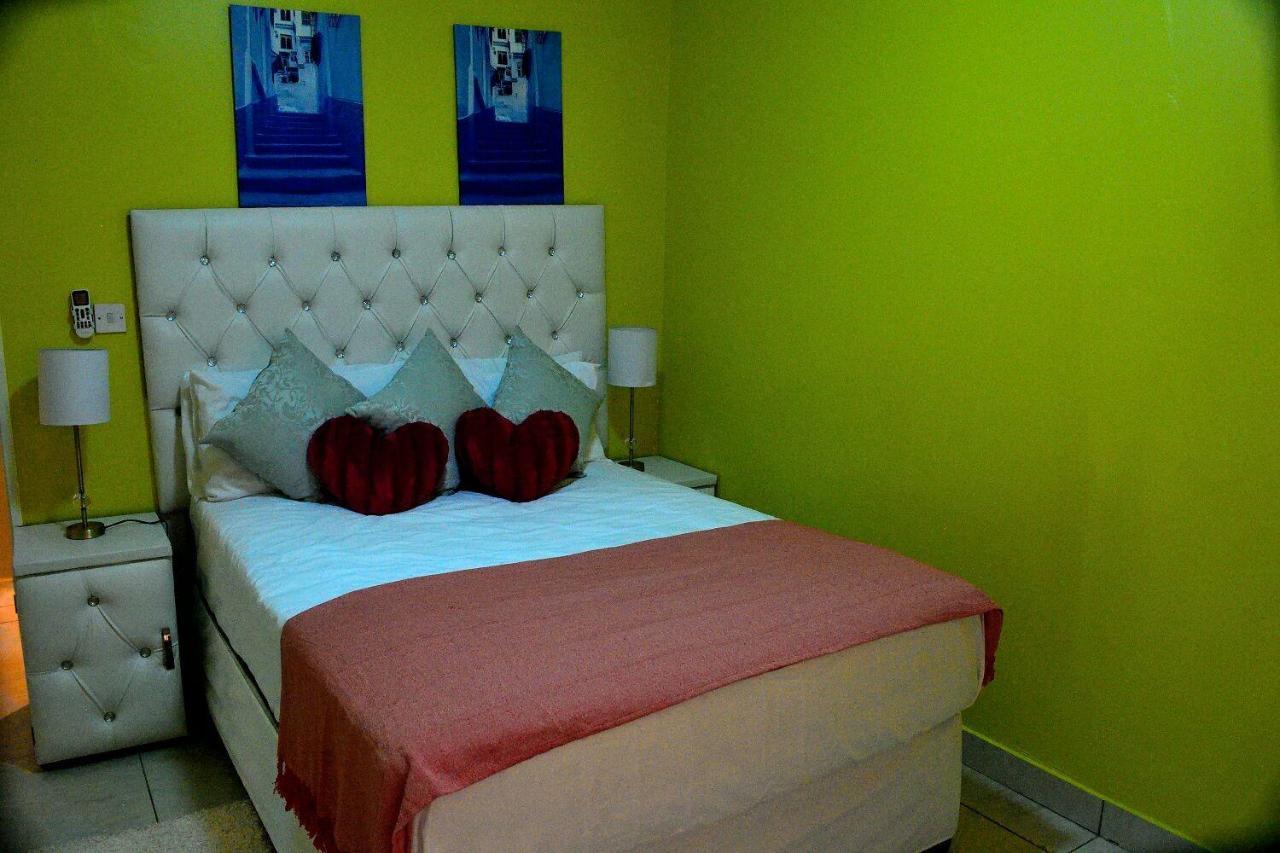 Mathlyn Guesthouse กาโบโรเน ภายนอก รูปภาพ