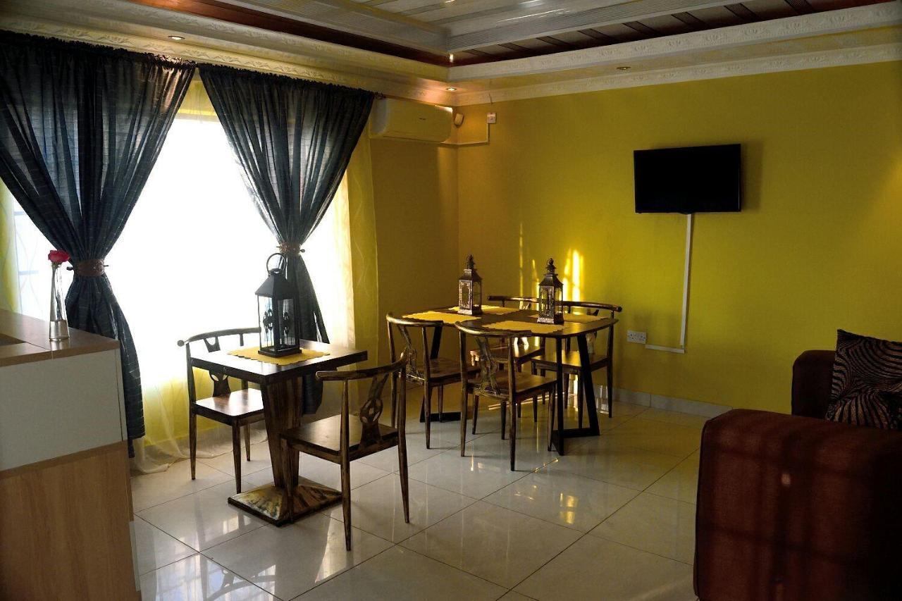 Mathlyn Guesthouse กาโบโรเน ภายนอก รูปภาพ