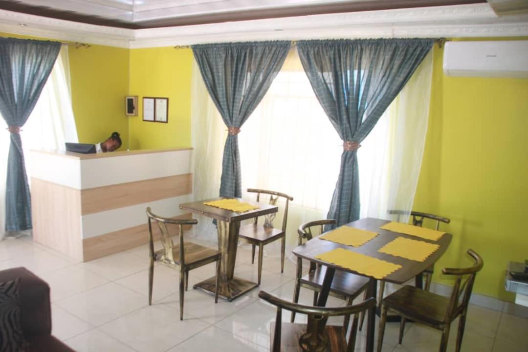 Mathlyn Guesthouse กาโบโรเน ภายนอก รูปภาพ