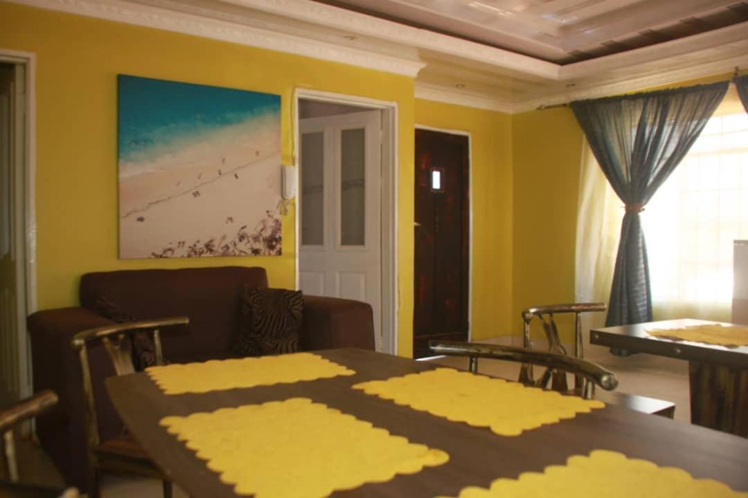 Mathlyn Guesthouse กาโบโรเน ภายนอก รูปภาพ