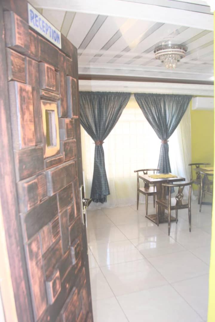 Mathlyn Guesthouse กาโบโรเน ภายนอก รูปภาพ