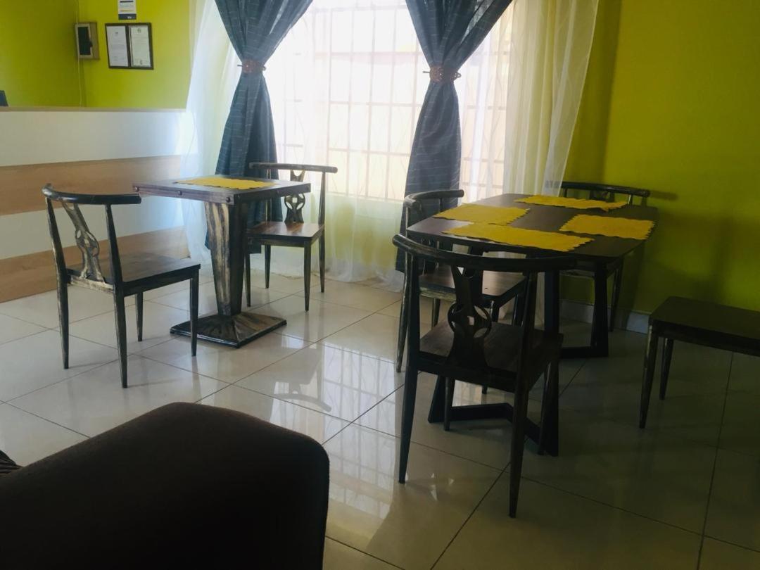 Mathlyn Guesthouse กาโบโรเน ภายนอก รูปภาพ