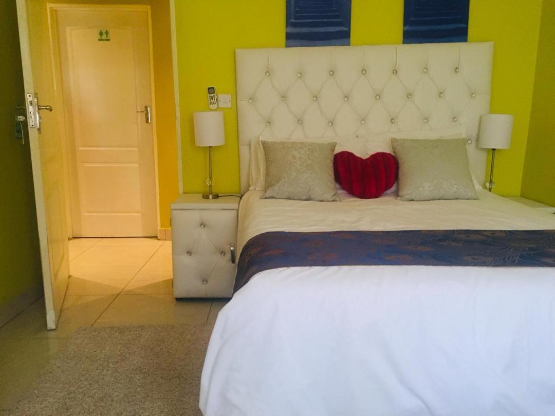 Mathlyn Guesthouse กาโบโรเน ภายนอก รูปภาพ