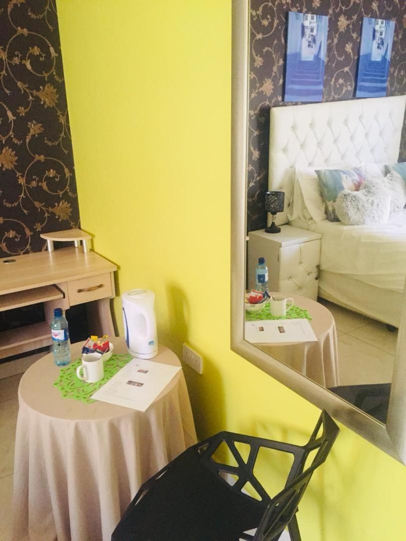 Mathlyn Guesthouse กาโบโรเน ภายนอก รูปภาพ