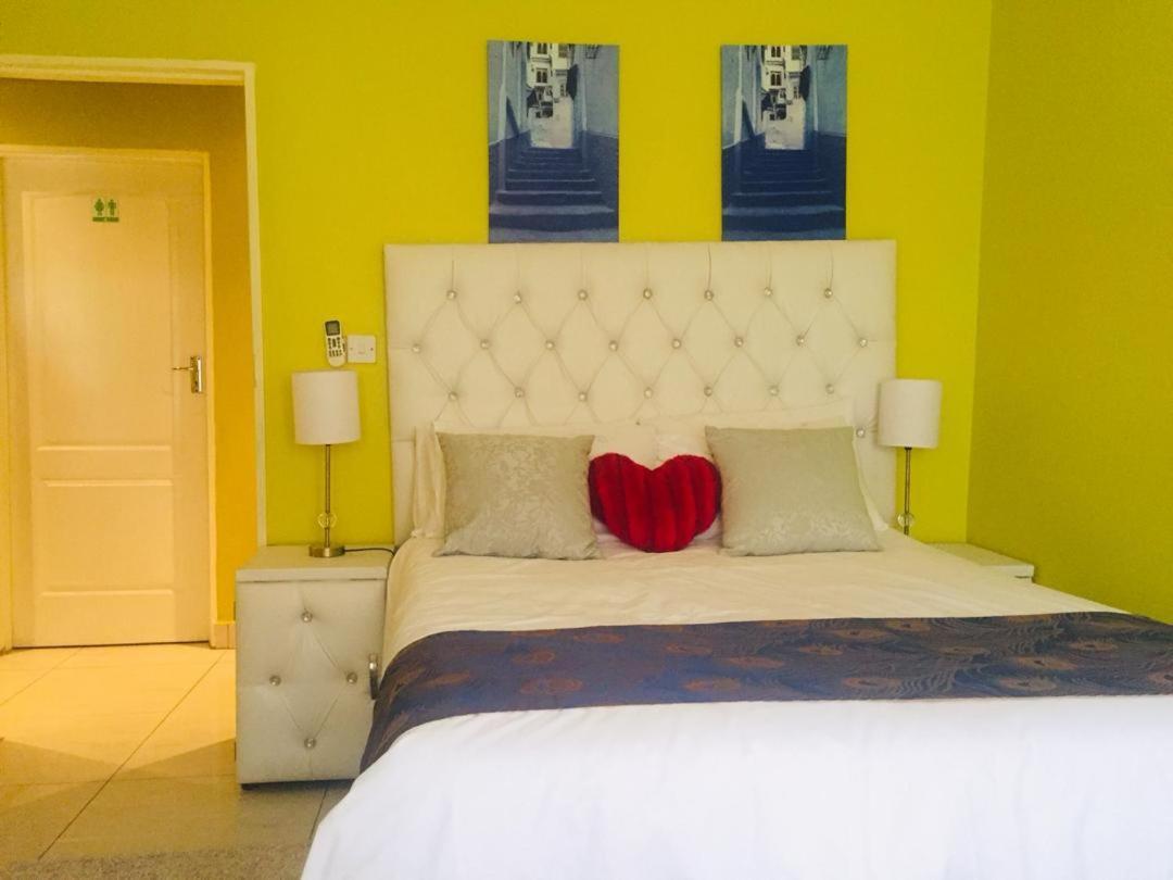 Mathlyn Guesthouse กาโบโรเน ภายนอก รูปภาพ